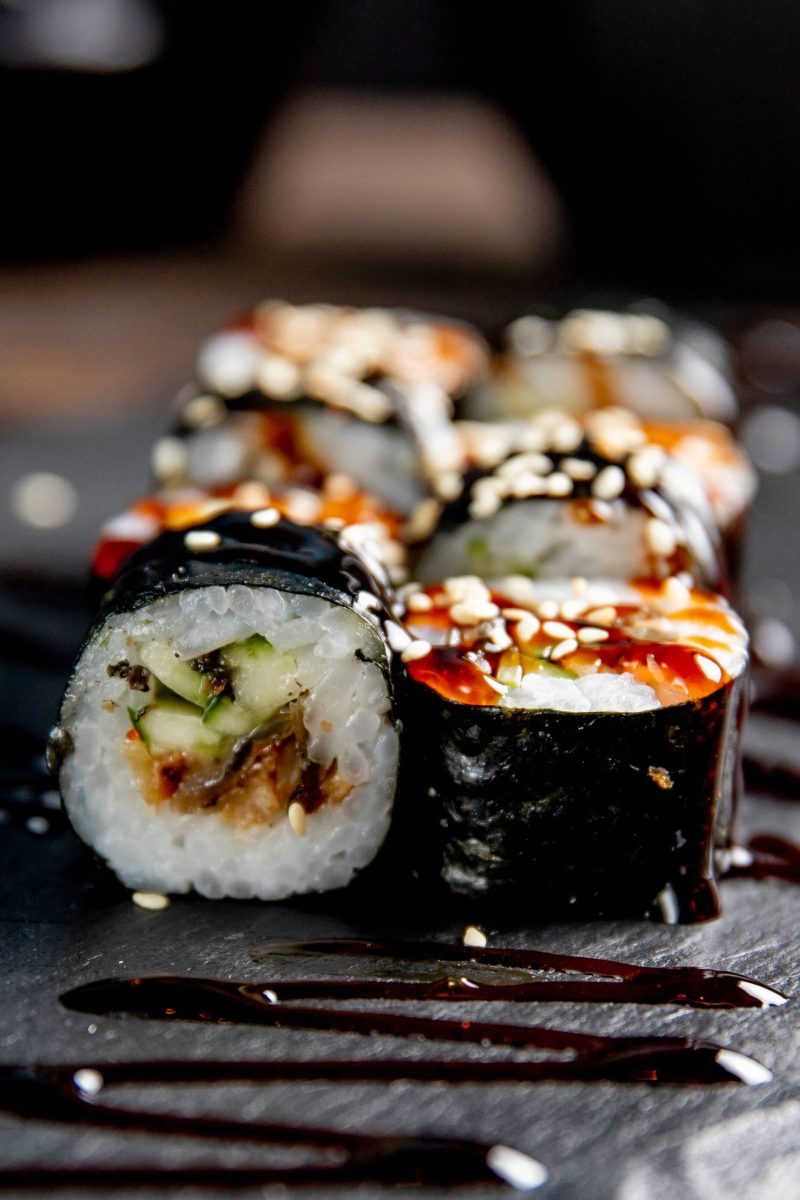 Maki roll med agurk, sesam og dip hos sushi restaurant i Næstved